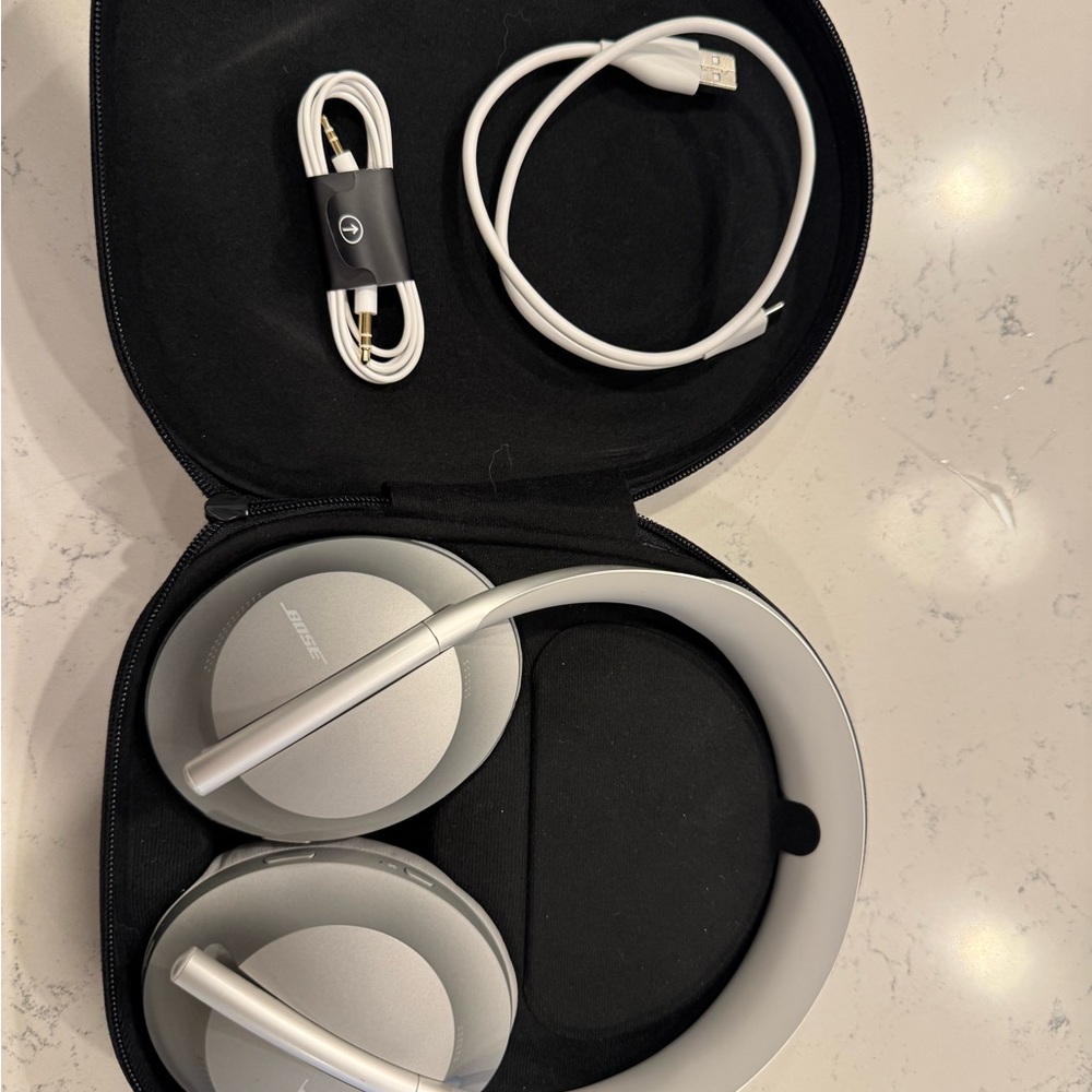 Bose Silver Noise-Cancelling Headphones
